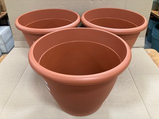 3 X VECA RECYCLED PLASTIC VASO NAXOS 60CM PLANTERS IN TERRACOTTA: LOCATION - B5