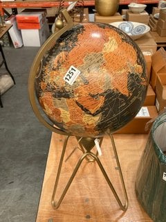 NKUKU MEDIUM GLOBE DECORATION IN BRASS: LOCATION - B6