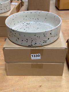 2 X NKUKU AMA LARGE PET BOWLS IN NATURAL BLACK SPLATTER EFFECT FINISH: LOCATION - B6