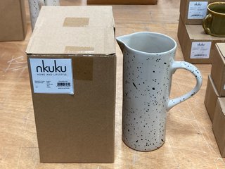 2 X NKUKU AMA SPLATTER JUGS IN NATURAL: LOCATION - B6