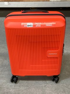 AMERICAN TOURISTER SMALL HARD SHELL STYLE WHEELED SUITCASE IN BRIGHT ORANGE: LOCATION - BR1