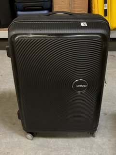 AMERICAN TOURISTER LARGE HARD SHELL RIBBED STYLE WHEELED SUITCASE IN BLACK: LOCATION - BR3