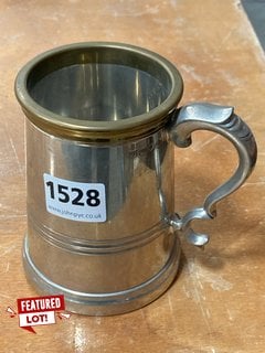 A BRITISH PEWTER TANKARD WITH BRASS LIP: LOCATION - CR