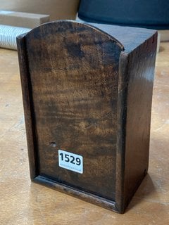 A GEORGIAN POLISHED WOOD BOX WITH SLIDING LID C.1790: LOCATION - CR