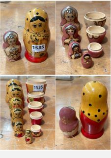 2 X SMALL HAND PAINTED RUSSIAN MATRIOSHKA DOLLS: LOCATION - CR