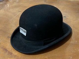 A VINTAGE BOWLER HAT BY CHRISTYS' OF LONDON: LOCATION - CR