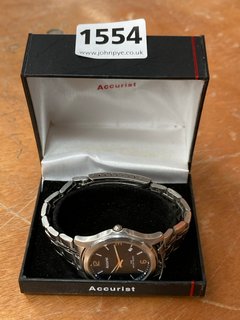 AN ACCURIST GENTS WRISTWATCH, CASED: LOCATION - CR