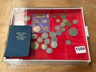 A COLLECTION OF ASSORTED VINTAGE COINAGE AND AN ANTIQUE BRASS MONEY BOX: LOCATION - CR