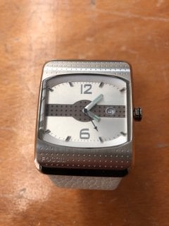 A GENTS FOSSIL WATCH, IN TIN: LOCATION - CR