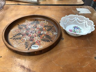 A HAND PAINTED RUSSIAN TRAY AND A PERFORATED BON BON DISH: LOCATION - CR