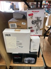 QUANTITY OF KITCHEN ITEMS TO INCLUDE WESTMARK MEAT GRINDER: LOCATION - TABLES