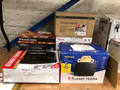 QUANTITY OF KITCHEN & APPLIANCES ITEMS TO INCLUDE RUSSELL HOBBS TEXTURES 2 SLICE TOASTER (EXTRA WIDE SLOTS, 6 BROWNING LEVELS, FROZEN, CANCEL & REHEAT FUNCTION WITH INDICATOR LIGHTS, REMOVABLE CRUMB