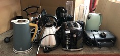 QUANTITY OF ASSORTED KITCHEN ITEMS TO INCLUDE SWAN BLUE ELETRIC KETTLE: LOCATION - MIDDLE RACK(COLLECTION OR OPTIONAL DELIVERY AVAILABLE)