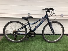 APOLLO LOMX JUNIOR MOUNTAIN BIKE 13" FRAME 24" WHEELS 18 SPEED SHIMANO SHIFT GEARS: LOCATION - BIKE RACKS(COLLECTION OR OPTIONAL DELIVERY AVAILABLE)