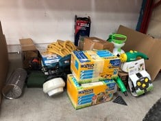 QUANTITY OF ASSORTED GARDEN ITEMS TO INCLUDE SPEAR & JACKSON 5L PRESSURE SPRAYER: LOCATION - LEFT RACK(COLLECTION OR OPTIONAL DELIVERY AVAILABLE)