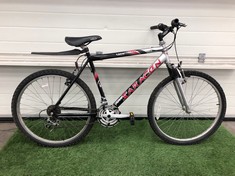 SARACEN VEX GENTS MOUNTAIN BIKE 21" FRAME 26" WHEELS 15 SPEED TWIST GEARS: LOCATION - BIKE RACKS(COLLECTION OR OPTIONAL DELIVERY AVAILABLE)