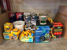 QUANTITY OF ASSORTED GARDEN ITEMS TO INCLUDE SPEAR & JACKSON 5L PRESSURE SPRAYER: LOCATION - LEFT RACK(COLLECTION OR OPTIONAL DELIVERY AVAILABLE)