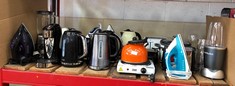 QUANTITY OF ASSORTED KITCHEN ITEMS TO INCLUDE BREVILLE BLACK ELETRIC KETTLE: LOCATION - LEFT RACK(COLLECTION OR OPTIONAL DELIVERY AVAILABLE)