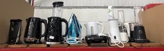 QUANTITY OF ASSORTED KITCHEN ITEMS TO INCLUDE RUSSELL HOBBS BLACK ELETRIC KETTLE: LOCATION - LEFT RACK(COLLECTION OR OPTIONAL DELIVERY AVAILABLE)