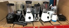 QUANTITY OF ASSORTED KITCHEN ITEMS TO INCLUDE RUSSELL HOBBS WHITE BLENDER: LOCATION - LEFT RACK(COLLECTION OR OPTIONAL DELIVERY AVAILABLE)