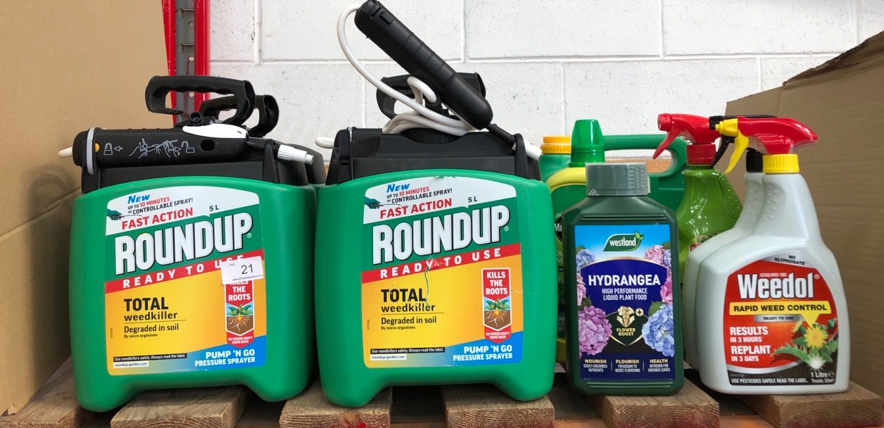 QUANTITY OF ASSORTED GARDEN ITEMS TO INCLUDE ROUNDUP TOTAL WEEDKILLER 5L - COLLECTION ONLY - LOCATION BACK WALL