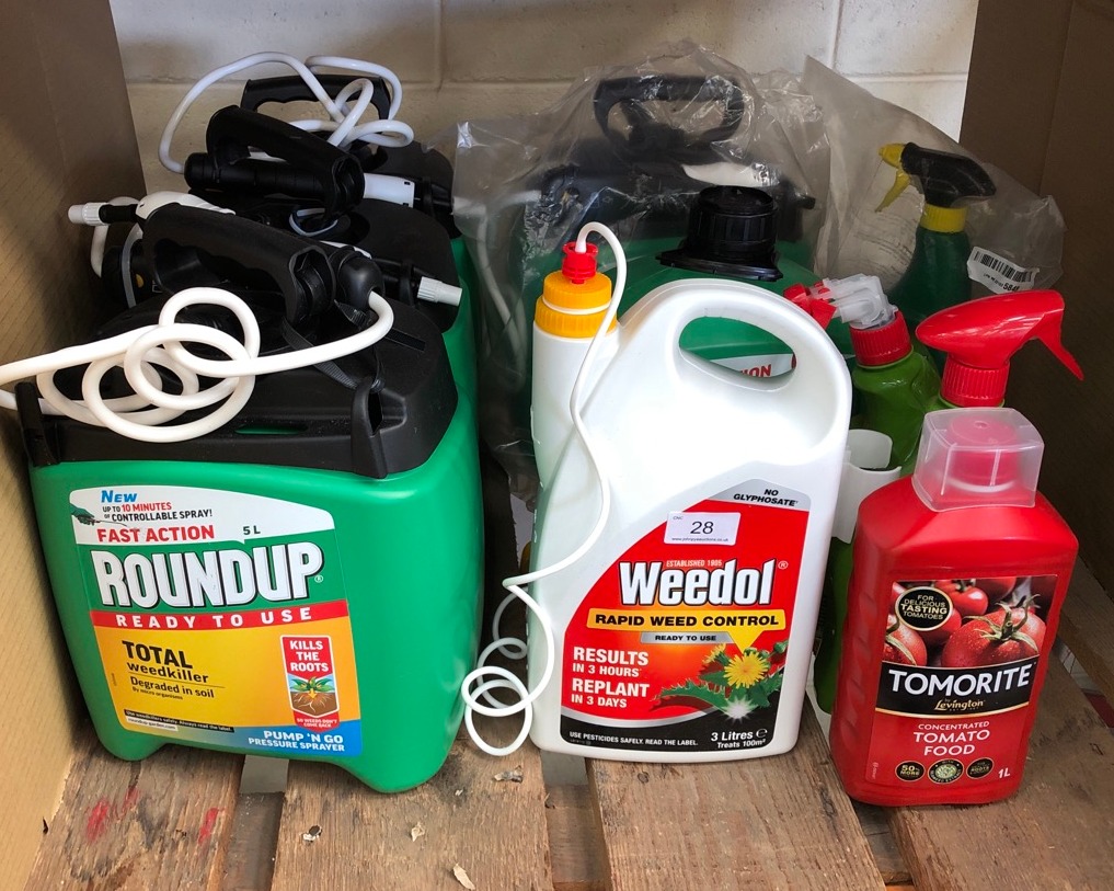 QUANTITY OF ASSORTED GARDEN ITEMS TO INCLUDE ROUNDUP TOTAL WEEDKILLER 5L - COLLECTION ONLY - LOCATION BACK WALL