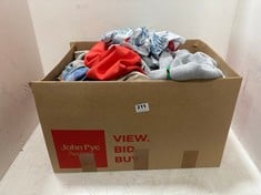 BOX OF ASSORTED CLOTHING TO INCLUDE LEVI'S SWEATSHIRT IN LIGHT GREY - SIZE L