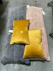 4 X ASSORTED CUSHIONS TO INCLUDE VELVET YELLOW CUSHION - SIZE 35 X 55CM