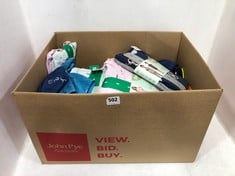 BOX OF ASSORTED CHILDREN'S CLOTHING TO INCLUDE PEKKLE KID'S 4 PC PAJAMA SET - SPORT PRINT/NAVY - AGE 3YRS