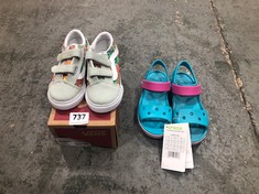 CROCS CROCBAND KIDS SANDALS - BLUE/PINK UK C13 TO INCLUDE VANS OLD SKOOL KIDS TRAINERS - WHITE/MULTI UK 7.5