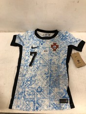 NIKE KIDS PORTUGAL T-SHIRT BLUE/WHITE SIZE XS TO INCLUDE UNDER ARMOUR KIDS 1/4 ZIP TOP BLACK/GREY SIZE YXS