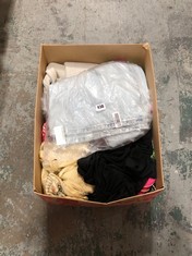 BOX OF ASSORTED CLOTHING TO INCLUDE WOMENS VINTAGE RIPPED WIDE LEG JEANS IN WASHED BLUE SIZE 14