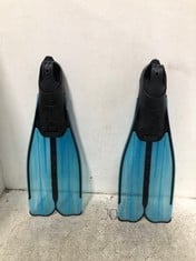 4 X ASSORTED ITEMS TO INCLUDE CRESSI AGUA FINS AQUAMARINE - SIZE 4/5