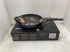 CIRCULON TOTAL NON-STICK SYSTEM LIMITED EDITION 31CM COVERED SKILLET TO INCLUDE CIRCULON TOTAL HARD ANODIZED 30CM STIR FRY