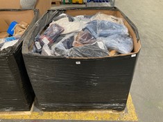 PALLET OF ASSORTED ITEMS TO INCLUDE MENS 1/4 ZIP FLEECE SIZE LARGE IN BLACK (KERBSIDE PALLET DELIVERY)