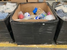 PALLET OF ASSORTED ITEMS TO INCLUDE EURO 2024 SIZE 8 FOOTBALL IN BLUE / WHITE (KERBSIDE PALLET DELIVERY)