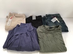 5 X PREMIUM DESIGNER CLOTHING ASSORTMENT INCLUDING T-SHIRT SIZE M (TOTAL  RRP. 266€) - LOCATION 51A.