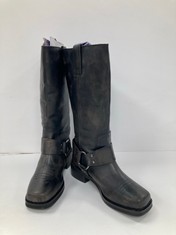 HIGH LEATHER BOOTS BLACK/BROWN COLOUR BRAND UNSPECIFIED 38 EU - LOCATION 13A.