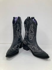 BLACK COWBOY BOOTS SIZE 39 EU - LOCATION 13A.