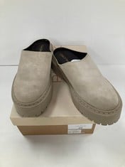 PILCRO LEATHER CLOGS BEIGE COLOUR 39EU (110€ RRP) - LOCATION 9A.