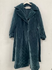 PREMIUM GREEN DESIGNER COAT SIZE 36 (TOTAL  RRP. 235€) - LOCATION 26B.