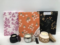 6 X UO HOME SCENTED CANDLES AND BED COVERS (TOTAL  RRP 180€) - LOCATION 3B.