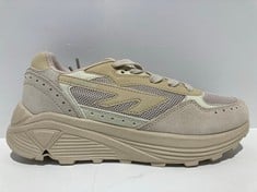 HI-TEC SHOES SIZE 39 - LOCATION 25A.