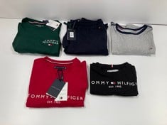 5 X TOMMY HILFIGER CLOTHING VARIOUS SIZES AND MODELS INCLUDING MAROON T-SHIRT SIZE S - LOCATION 35B.