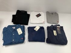 6 X LEVIS GARMENTS VARIOUS SIZES AND MODELS INCLUDING NAVY BLUE T-SHIRT SIZE M - LOCATION 47B.