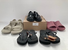 5 X ASSORTMENT OF PREMIUM DESIGNER SHOES INCLUDING PINK CROCS SANDALS SIZE 41-42 - LOCATION 37A.