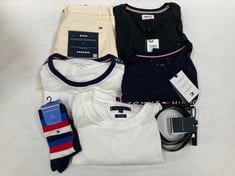 7 X TOMMY HILFIGER GARMENTS VARIOUS SIZES AND MODELS INCLUDING BELT BLACK COLOUR - LOCATION 27C.