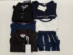 6 X TOMMY HILFIGER GARMENTS VARIOUS SIZES AND MODELS INCLUDING BLACK POLO SHIRT SIZE XL- LOCATION 27C.