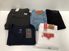 5 X LEVIS GARMENTS VARIOUS MODELS AND SIZES INCLUDING T-SHIRT SIZE XXL - LOCATION 31C.