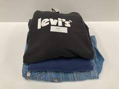 3 X LEVIS BRAND GARMENTS VARIOUS SIZES AND MODELS INCLUDING DENIM JACKET SIZE S - LOCATION 43C.